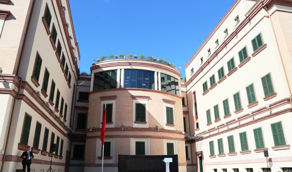 Labirinti i paqëndrueshëm, pse nuk është e lehtë të jesh ministër i Brendshëm në Shqipëri Labirinti i paqëndrueshëm, pse nuk është e lehtë të jesh ministër i Brendshëm në Shqipëri