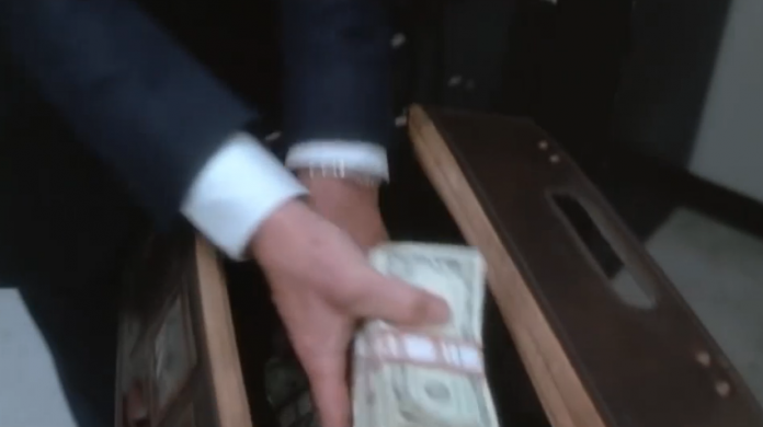 VIDEO/ Pazari i parave ne PD: Berisha e Xeni nxjerrin “për leckash” Bashën e kunatin nga selia blu VIDEO/ Pazari i parave ne PD: Berisha e Xeni nxjerrin “për leckash” Bashën e kunatin nga selia blu