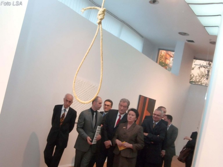 FOTO: Berisha përpara litarit, rrëfimi i rrallë i një fotoreporteri FOTO: Berisha përpara litarit, rrëfimi i rrallë i një fotoreporteri