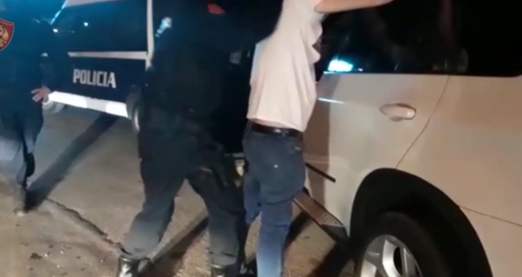 “Menaxheri” zbulon “kokën” në makinën në ndjekje: Ja kush janë dy të ndaluarit me BMW! “Menaxheri” zbulon “kokën” në makinën në ndjekje: Ja kush janë dy të ndaluarit me BMW!