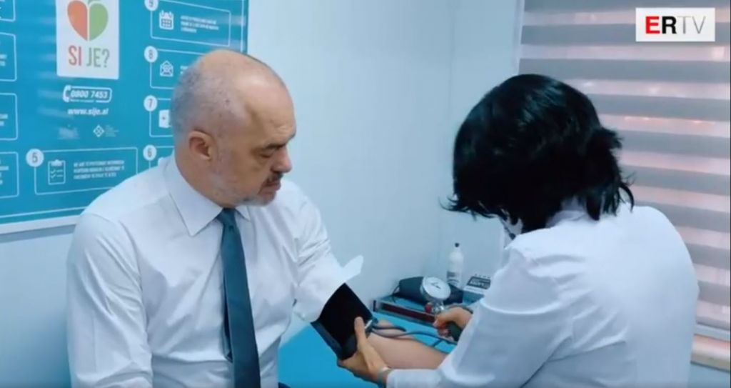 Rama bën Check Up-in: A mjafton ky metri për të më matur?! Ja batutat me infermieret! (Video) Rama bën Check Up-in: A mjafton ky metri për të më matur?! Ja batutat me infermieret! (Video)