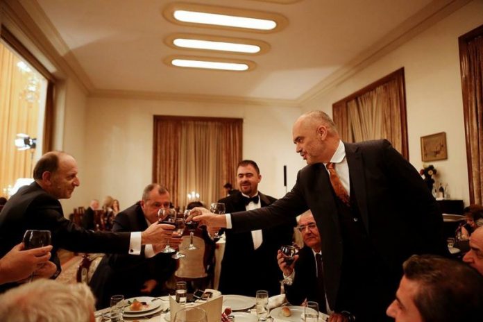 Gazetarët përballë Ramës: Tri raste gënjeshtrash, mos-dijes, ose keqdashjes, në debatin e mbrëmshëm Gazetarët përballë Ramës: Tri raste gënjeshtrash, mos-dijes, ose keqdashjes, në debatin e mbrëmshëm