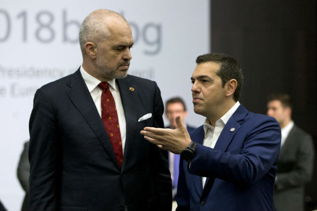 Tsipras pyet opozitën e djathtë: Përse nuk doni t’i përmirësojmë marrëdhëniet me Shqipërinë?! Tsipras pyet opozitën e djathtë: Përse nuk doni t’i përmirësojmë marrëdhëniet me Shqipërinë?!