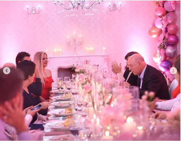 Rezarta Shkurta zbulon tragjedinë që ndodhi gjatë festës familjare Rezarta Shkurta zbulon tragjedinë që ndodhi gjatë festës familjare