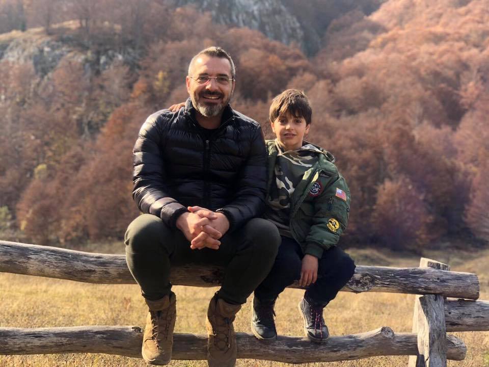 “Miku më i mirë në jetë”! Saimir Tahiri publikon foton duke sfiduar “armiqtë” “Miku më i mirë në jetë”! Saimir Tahiri publikon foton duke sfiduar “armiqtë”