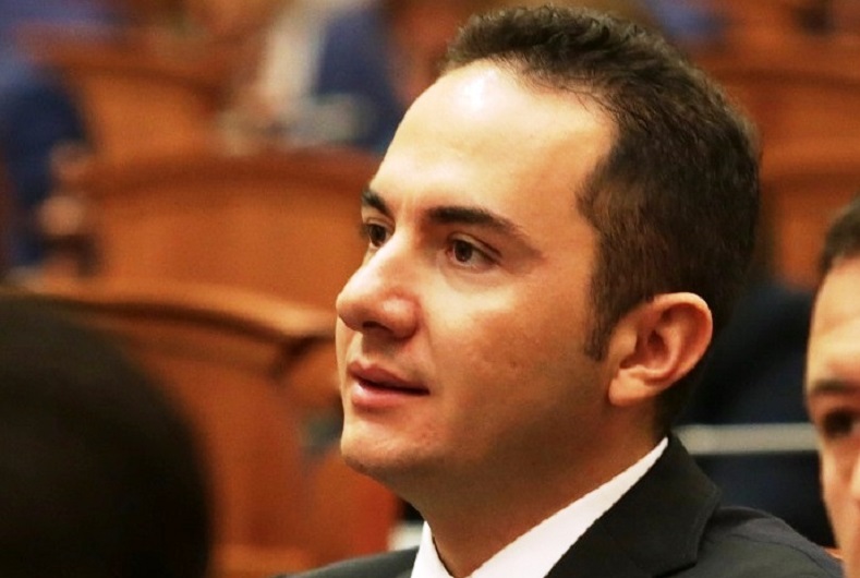 Deputeti i trembur Salianji i përfshirë në skemën e mashtrimit: Agron Xhafaj e ka marrë vetë “Babalen” në telefon… unë skam lidhje! Deputeti i trembur Salianji i përfshirë në skemën e mashtrimit: Agron Xhafaj e ka marrë vetë “Babalen” në telefon… unë skam lidhje!