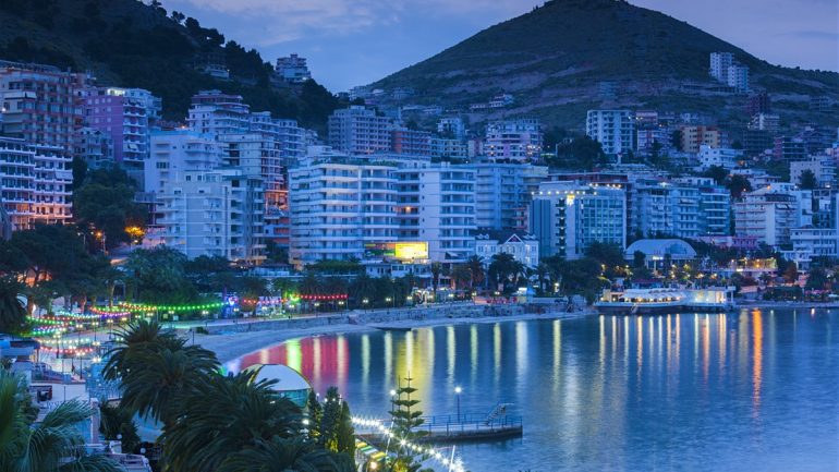 “Zviceranët të fiksuar me pushimet në Shqipëri”