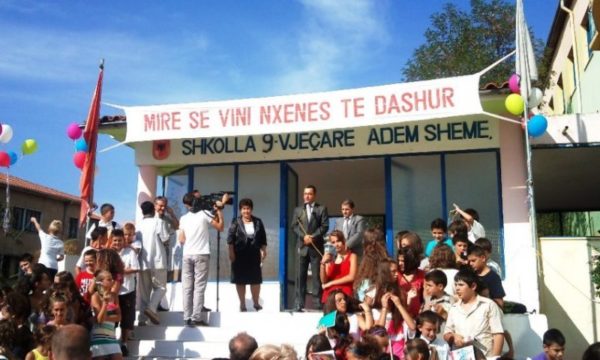 Plas skandali në Sarandë, fëmijët shqiptarë detyrohen të këndojnë himnin grek Plas skandali në Sarandë, fëmijët shqiptarë detyrohen të këndojnë himnin grek