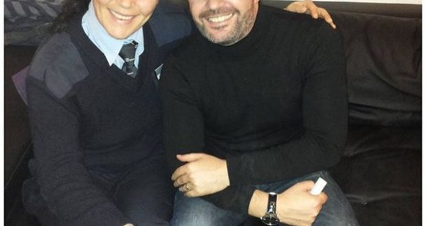 Vjehrra e Sinan Hoxhës heq uniformën e policisë dhe habit me pamjen ndryshe Vjehrra e Sinan Hoxhës heq uniformën e policisë dhe habit me pamjen ndryshe