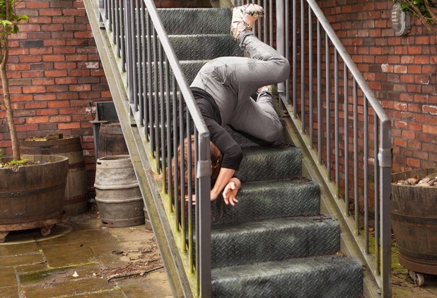 Piu disa gota alkool me miqtë dhe u rrëzua nga shkallët, nuk do ta besoni çfarë i ndodh 33-vjeçares më pas Piu disa gota alkool me miqtë dhe u rrëzua nga shkallët, nuk do ta besoni çfarë i ndodh 33-vjeçares më pas