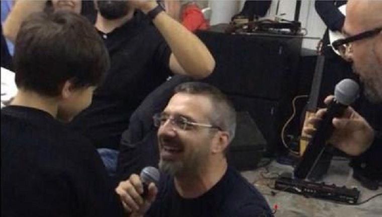 Saimir Tahiri festë për datëlindjen, i ulet në gjunjë dhe i këndon të birit! (Video) Saimir Tahiri festë për datëlindjen, i ulet në gjunjë dhe i këndon të birit! (Video)