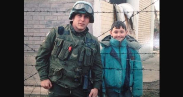 Ushtari nuk e harroi kurrë vogëlushin e luftës, 24 vjet më vonë e gjeti atë në Facebook