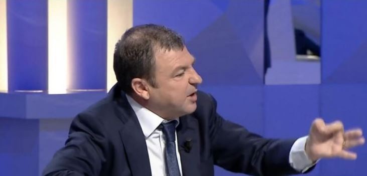 Gazetarët shpërthejnë në të qeshura para Dakos, ja çfarë bëri ai (Video) Gazetarët shpërthejnë në të qeshura para Dakos, ja çfarë bëri ai (Video)