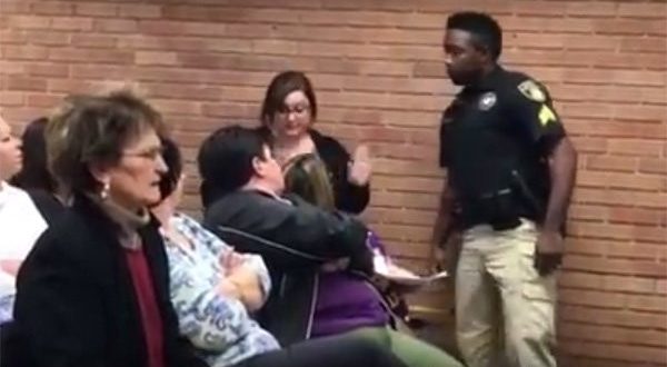 Mësuesen e nxjerrin me pranga nga takimi, e pabesueshme arsyeja! (Video) Mësuesen e nxjerrin me pranga nga takimi, e pabesueshme arsyeja! (Video)