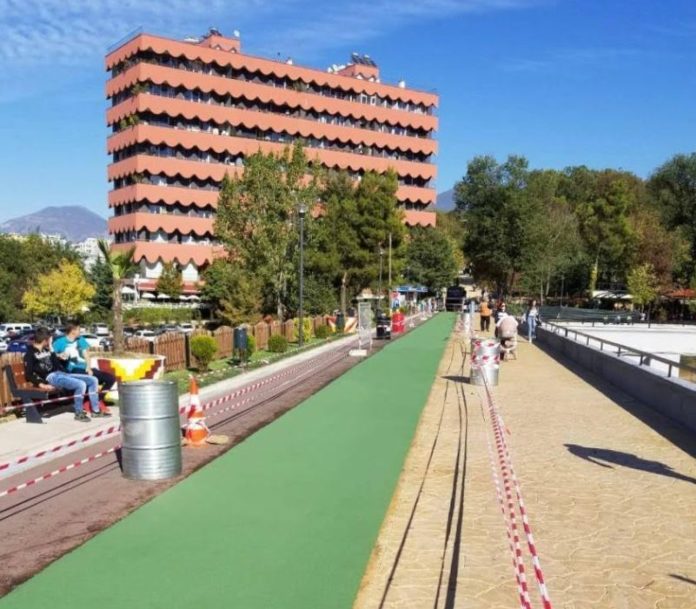 Bashkia shtron tartanin për vrapuesit te Liqeni, shihni si po transformohet Bashkia shtron tartanin për vrapuesit te Liqeni, shihni si po transformohet