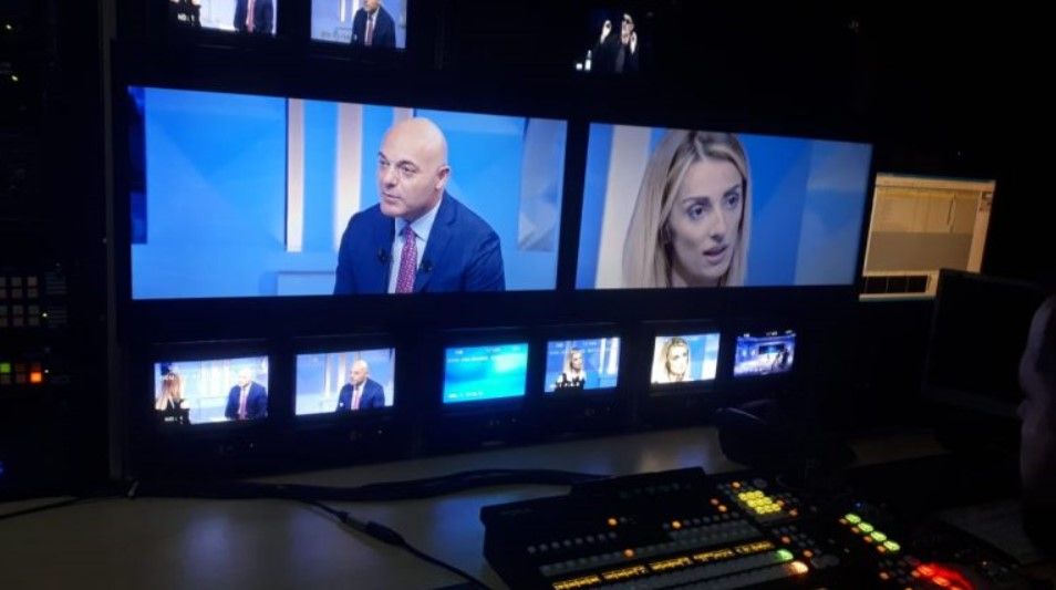 Politika e dhunoi… shoqëria e mallkoi… media e burgosi! Politika e dhunoi… shoqëria e mallkoi… media e burgosi!