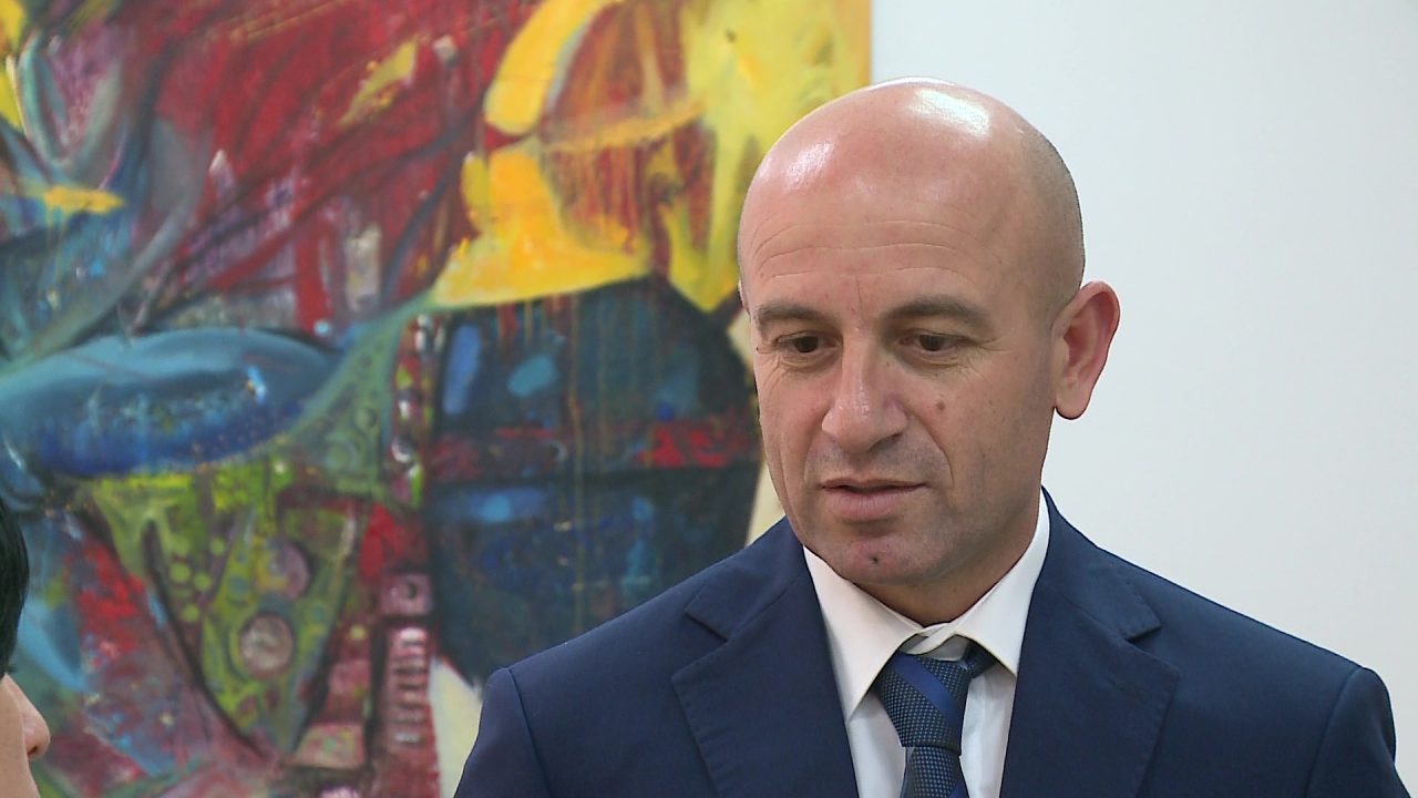 Dy rroga në shtet dhe 5 hektarë tokë… Zyrtari që “rrëmben” ç’të mundet Dy rroga në shtet dhe 5 hektarë tokë… Zyrtari që “rrëmben” ç’të mundet