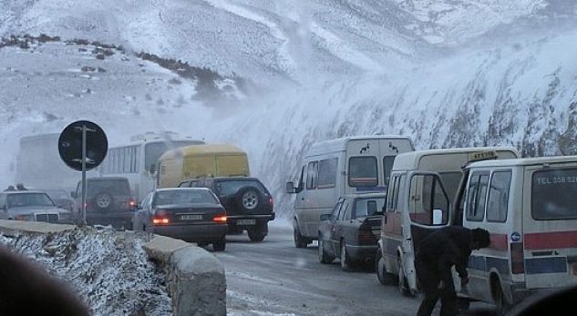 Reshje të mëdha dëbore! Problemet e para në qarkullim dhe ku duhet të keni kujdes! Reshje të mëdha dëbore! Problemet e para në qarkullim dhe ku duhet të keni kujdes!