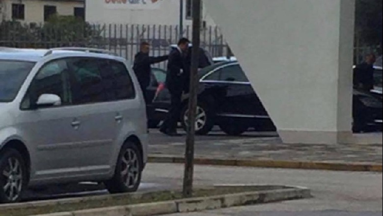 Pas sulmit në rrjete Basha anulon udhëtimin në Amsterdam me një mashtrim justifikues! Zbret në Milianio sikur kishte punë! Pas sulmit në rrjete Basha anulon udhëtimin në Amsterdam me një mashtrim justifikues! Zbret në Milianio sikur kishte punë!