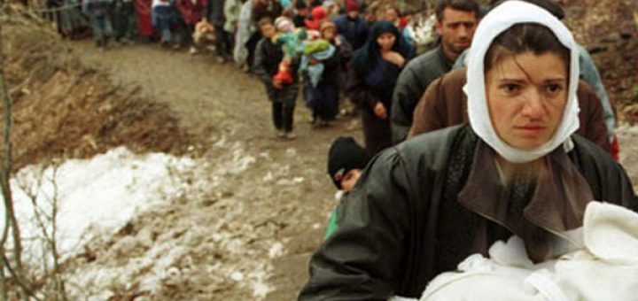 Sot pas 19 vjetësh nga shkrepja e kësaj  fotoje nga lufta e Kosovës, ja si duket Besiana e mitur me nënën e saj! (Foto)