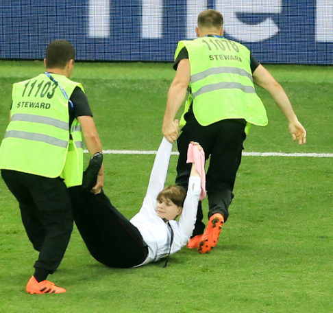 VIDEO/ Loti vuuu, femra lakuriq futet në fushë dhe nuk e ndal askush