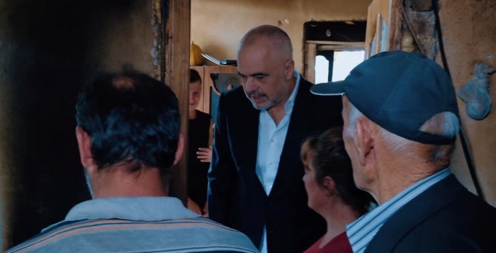 “Sa shumë të kemi pritur”! Rama nxjerr pamjet, suprizon familjen e varfër “Sa shumë të kemi pritur”! Rama nxjerr pamjet, suprizon familjen e varfër