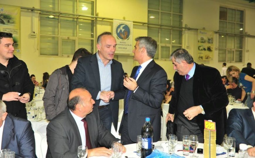 Kush janë 14 të shoqëruarit në komisariatin e Gjirokastrës pas bllokimit të rrugës në hyrje të Bularatit?! Kush janë 14 të shoqëruarit në komisariatin e Gjirokastrës pas bllokimit të rrugës në hyrje të Bularatit?!