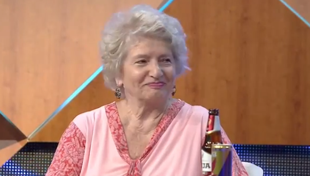 Super moderne, gjyshja e Çiljetës bën namin duke kënduar (Video) Super moderne, gjyshja e Çiljetës bën namin duke kënduar (Video)