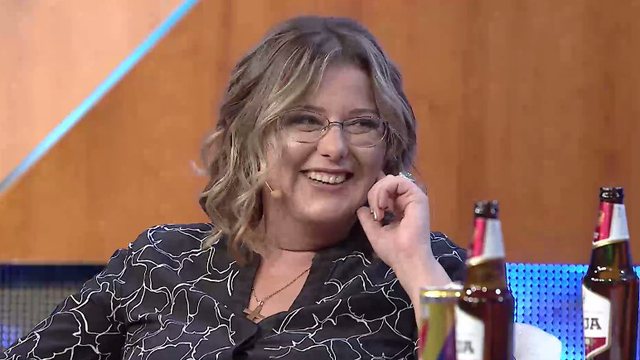 Anila Basha e dëshpëruar për të gjetur burrë, shkon tek hoxha. Magjinë e praktikon dhe në mes të diskos Anila Basha e dëshpëruar për të gjetur burrë, shkon tek hoxha. Magjinë e praktikon dhe në mes të diskos