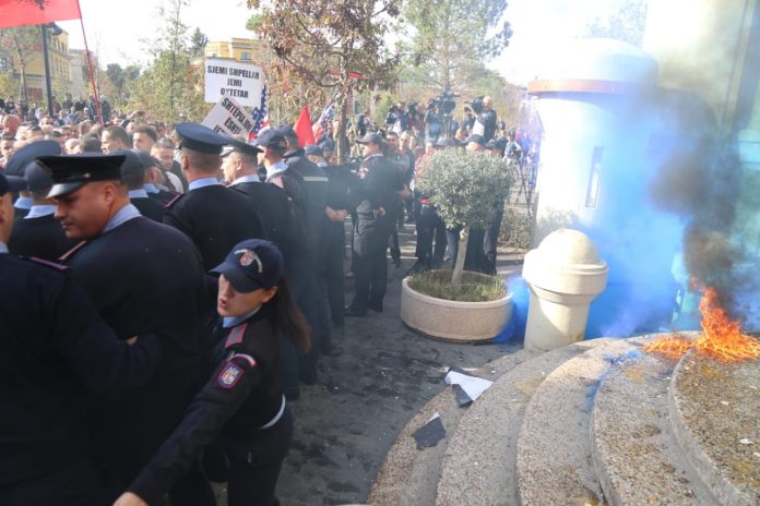 Protestat para Bashkisë dhe në Unazë, tre deputetët e PD mund të lënë mandatin