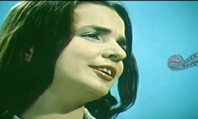 Kur Alida Hisku u këndonte vajzave të fshatit (Video) Kur Alida Hisku u këndonte vajzave të fshatit (Video)