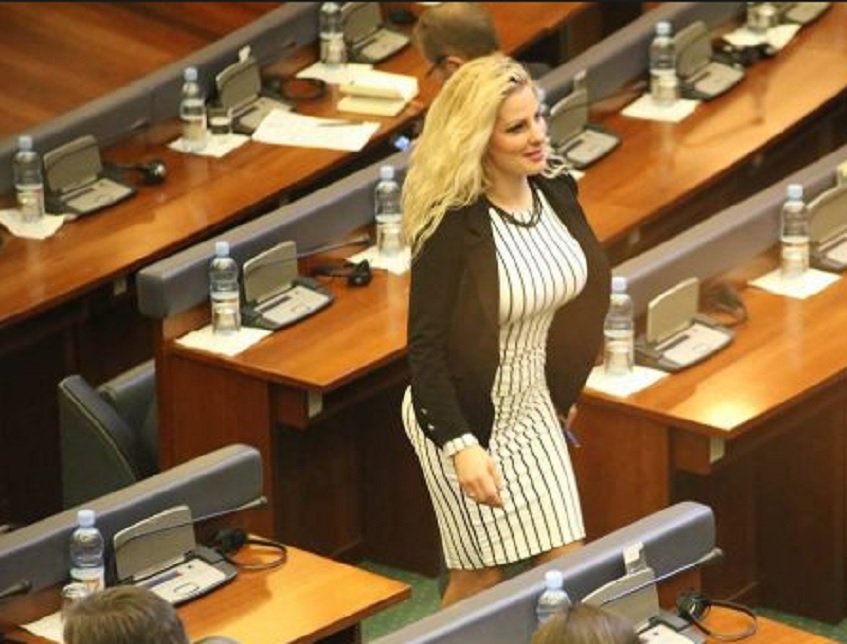 FOTO/ Deputetja shqiptare çmonton rrjetin dhe kolegët me stilin e “guximshëm” të veshjes FOTO/ Deputetja shqiptare çmonton rrjetin dhe kolegët me stilin e “guximshëm” të veshjes