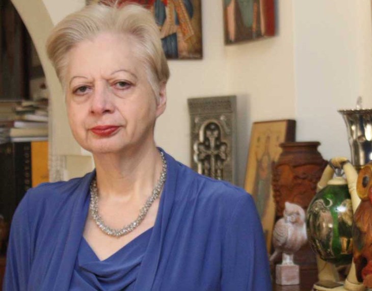 Deputetja “burrë grua” qipriote i quan shqiptarët “turma analfabete” që shtypin grekët! Deputetja “burrë grua” qipriote i quan shqiptarët “turma analfabete” që shtypin grekët!