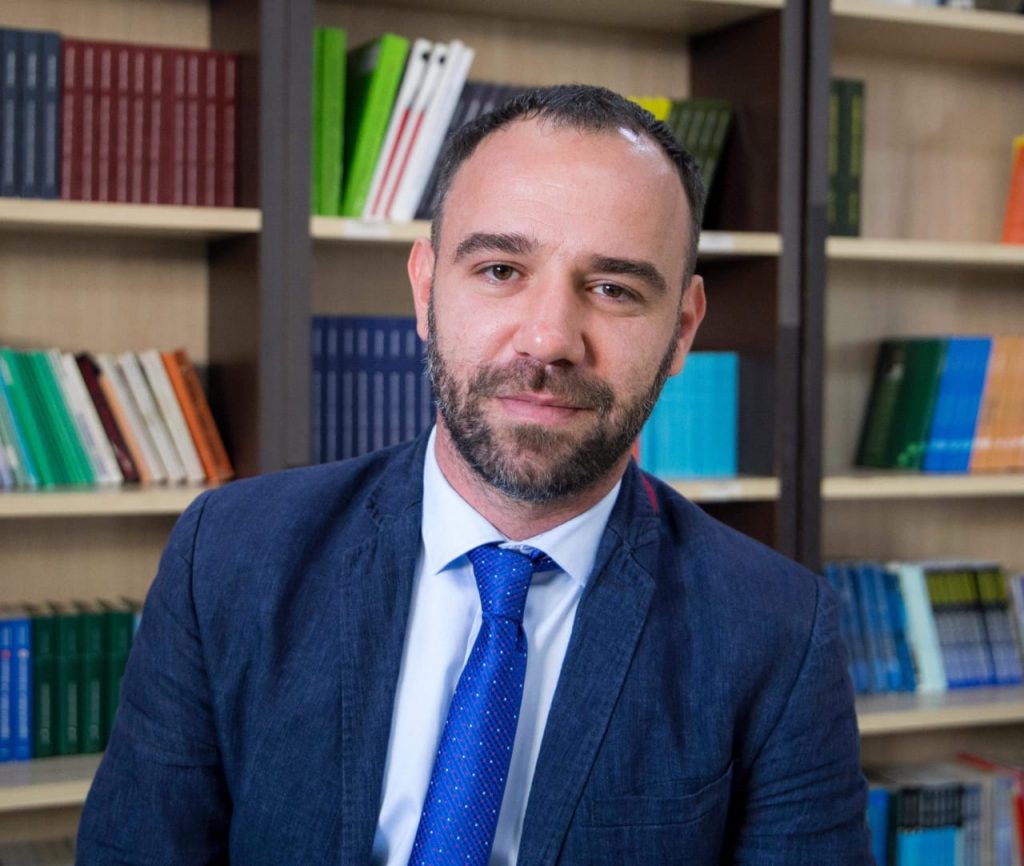 Presidenti e ka për detyrë të sqarojë shqiptarët, se përse kandidatura e Sandër Lleshit cenon interesin kombëtar Presidenti e ka për detyrë të sqarojë shqiptarët, se përse kandidatura e Sandër Lleshit cenon interesin kombëtar