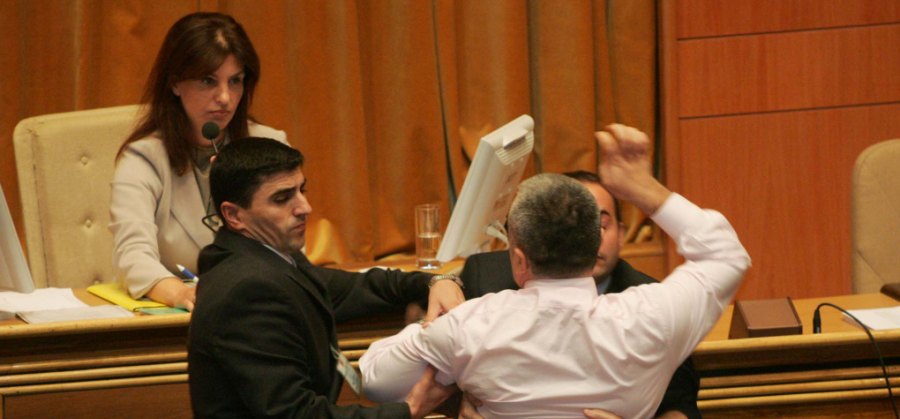 Gafa e një Presidenti, ose Shqipëria e drejtuar nga katundarët Gafa e një Presidenti, ose Shqipëria e drejtuar nga katundarët