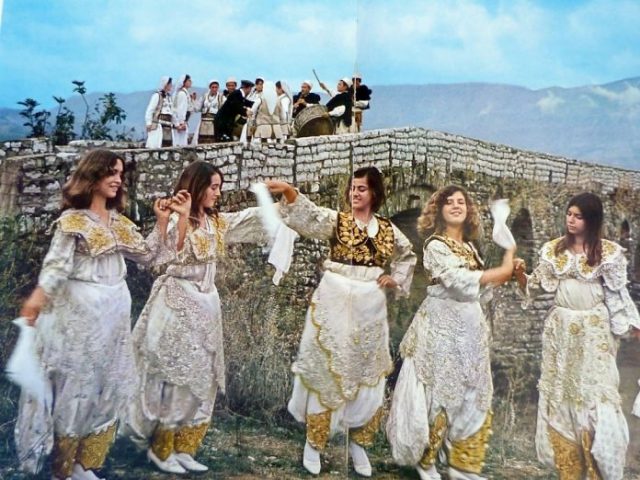 Në Tiranë kërcen hareja, tunden shamitë e gëzimit… Në Tiranë kërcen hareja, tunden shamitë e gëzimit…