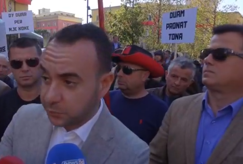 12 policë në spital, djali i Fahriut: Fajin e ka plicia, banorët ia hoqën kapelet që të bashkohen me ta në protestë 12 policë në spital, djali i Fahriut: Fajin e ka plicia, banorët ia hoqën kapelet që të bashkohen me ta në protestë