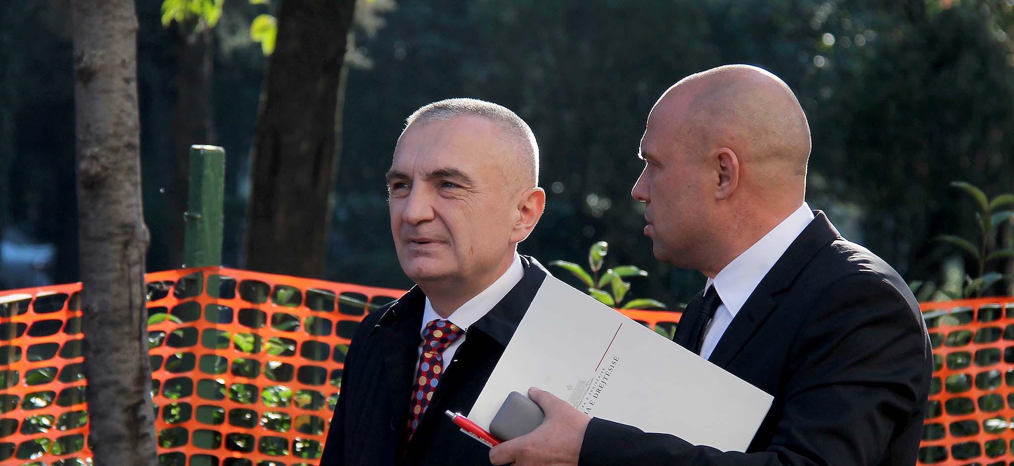 Edhe ky i mungonte serisë së presidentëve… “një analfabet funksional”! Edhe ky i mungonte serisë së presidentëve… “një analfabet funksional”!