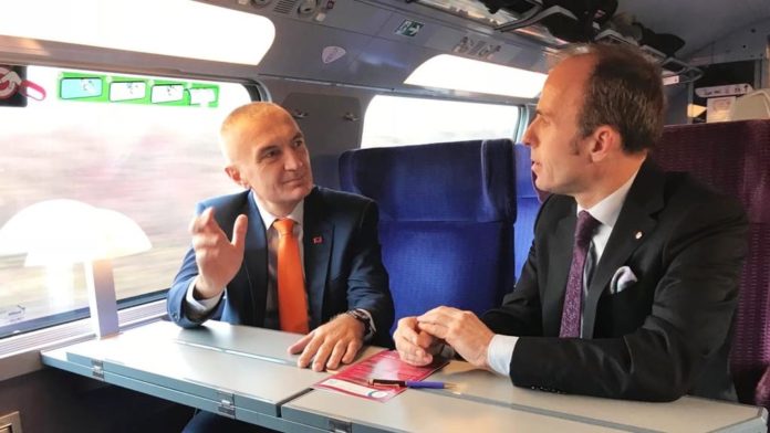 Tezgat mediatike “Gjiriz”, në hall për të shitur Metën si e shoqja Zafirin (Ceken) Tezgat mediatike “Gjiriz”, në hall për të shitur Metën si e shoqja Zafirin (Ceken)