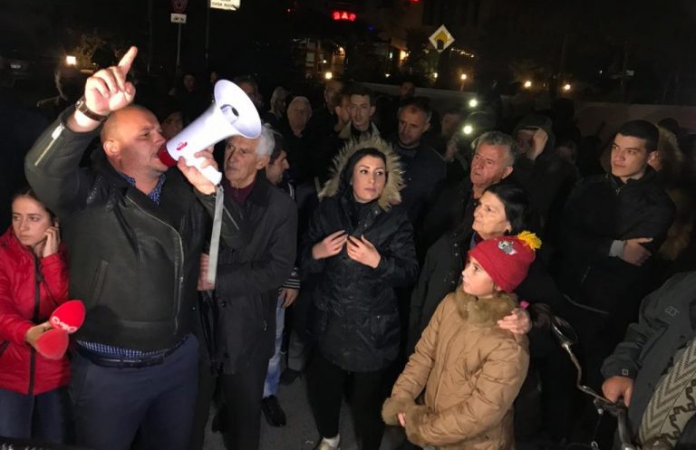 Opozita krah banorëve në Astir, ka një kërkesë të veçantë për lirimin e dhunuesve të efektives: Janë vëllezërit tanë!