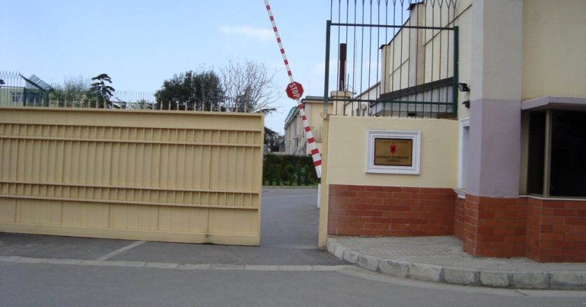 Nepotizëm skandaloz: Shefi i Agjensisë së Mbikqyrjes Policore hapi portal për gjobvënie, i vëllai i tij, shef kundër narkotikëve në SHISH, burri i bashkëpuntores punonjes në SHISH, Kavajë