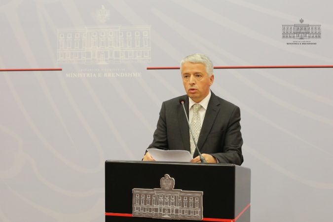 Sandër Lleshi rrit kërkesat ndaj policisë: Do shkarkohet çdo efektiv që nuk pajiset me certifikatë Sandër Lleshi rrit kërkesat ndaj policisë: Do shkarkohet çdo efektiv që nuk pajiset me certifikatë