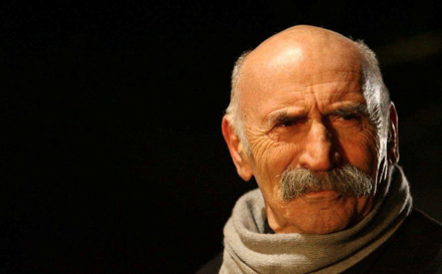 Nëse më paguan sa do ti, unë punoj si dua unë… Nëse më paguan sa dua unë, unë punoj si do ti! Nëse më paguan sa do ti, unë punoj si dua unë… Nëse më paguan sa dua unë, unë punoj si do ti!