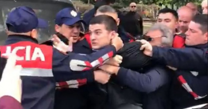 Shpëtuan nga arrestimi 18-vjeçarin që i këputi gishtat Inës: Çfarë do të ndodh me 3 deputetët e LSI dhe a do të kërkohet heqja e imunitetit të tyre? Shpëtuan nga arrestimi 18-vjeçarin që i këputi gishtat Inës: Çfarë do të ndodh me 3 deputetët e LSI dhe a do të kërkohet heqja e imunitetit të tyre?