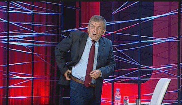 Shpërtheu ndaj shqiptarëve në televizionin grek, ish-deputetja i përvishet keq Panajot Barkës Shpërtheu ndaj shqiptarëve në televizionin grek, ish-deputetja i përvishet keq Panajot Barkës