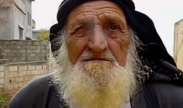 125 vjeç, pi për më shumë se tetë dekada cigare…ka edhe një djalë 7-vjeç! (Video) 125 vjeç, pi për më shumë se tetë dekada cigare…ka edhe një djalë 7-vjeç! (Video)