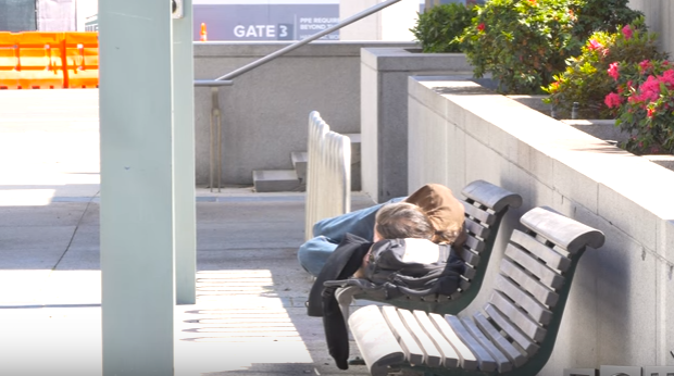 Edhe kisha si pranon shqiptarët?! Kërkoi strehë në kishë si i pastrehi: Shqiptari humb jetën nga të ftohti në rrugët e Milanos Edhe kisha si pranon shqiptarët?! Kërkoi strehë në kishë si i pastrehi: Shqiptari humb jetën nga të ftohti në rrugët e Milanos