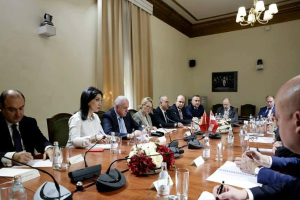 Austriakët ‘fusin’ opozitën në Kuvend për herë të parë pas shumë muajsh, deputetët e PD marrin pjesë në Komisionin e Jashtëm parlamentar Austriakët ‘fusin’ opozitën në Kuvend për herë të parë pas shumë muajsh, deputetët e PD marrin pjesë në Komisionin e Jashtëm parlamentar