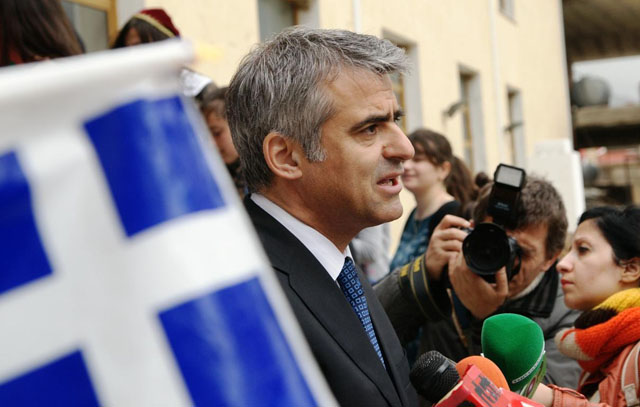 Shqiptarët përçudnohen në tokën e tyre, politikanët e pacipë hedhin benzinë! Shqiptarët përçudnohen në tokën e tyre, politikanët e pacipë hedhin benzinë!