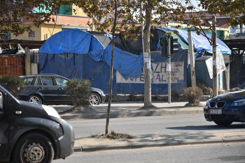 Vijon prishja e objekteve pa leje që preken nga ndërtimi i Unazës së Madhe, familjet në banesa sociale pa afat